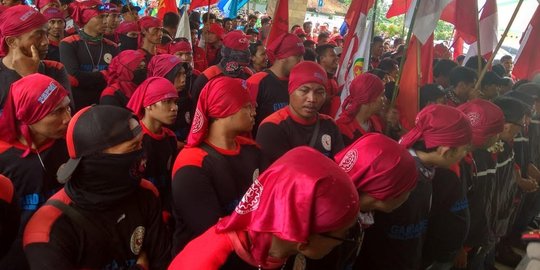 Ratusan buruh geruduk Kantor Disnaker Tangerang minta UMK 2018 naik 15 persen