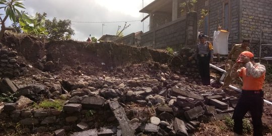 Tembok Balai Lingkungan Jineng Agung di Jembrana ambrol usai diguyur hujan