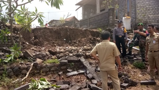 tembok rumah ambruk di bali