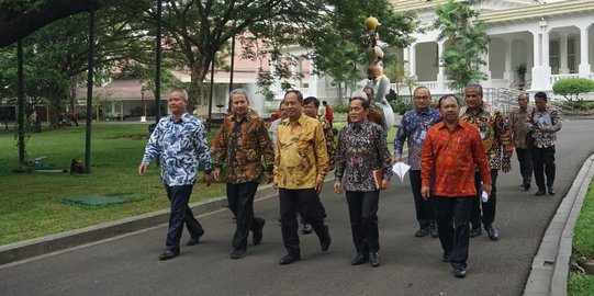 Jokowi bahas persiapan produksi sepeda motor listrik gesits di Istana