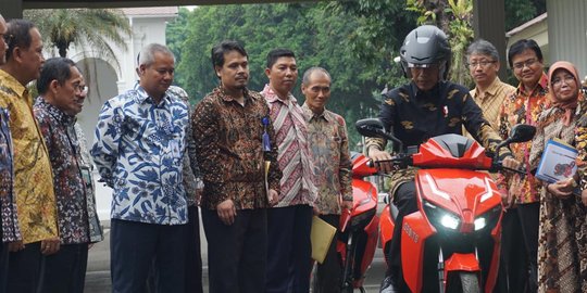 Jokowi siap beli 100 unit motor listrik gesits