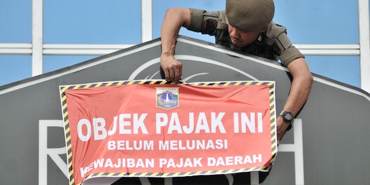 Petugas pasang stiker tunggak pajak di Green Pramuka Square Mall