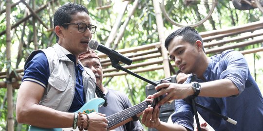 Aksi Cawapres Sandiaga asyik main gitar di Hutan Kota Sangga Buana