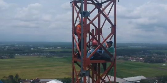 Demi dipertemukan dengan istri dan anak, Osep Saiku nekat panjat tower 72 meter