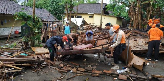 Diguyur hujan disertai angin kencang, rumah nenek Siti di Jembrana ambruk