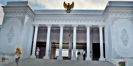 kemuningsari mirip istana presiden rev1