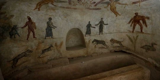 Melihat sisa-sisa bangunan Romawi Kuno di Libya