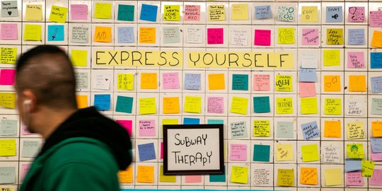 Catatan post-it banjiri dinding stasiun kereta bawah tanah di New York