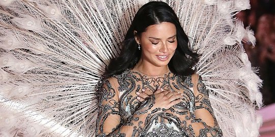 5 Momen kejutan di Victoria's Secret 2018, termasuk pensiunnya Adriana Lima