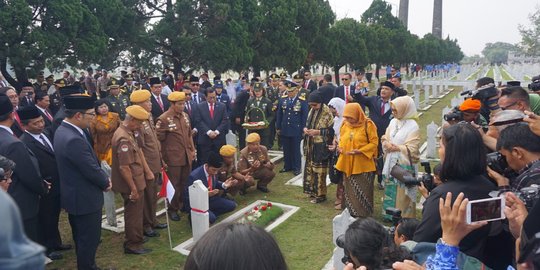 Usai Pimpin Upacara, Jokowi Tabur Bunga Makam Pahlawan di TMP Cikutra