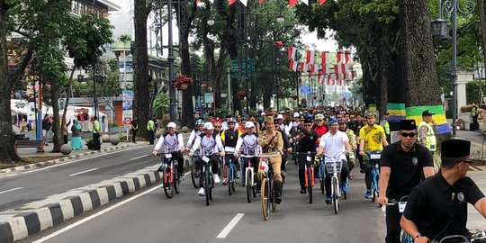 Bersepeda Onthel dan Seragam Tentara Rakyat, Jokowi Keliling Bandung