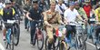 Bergaya Bung Tomo, Jokowi Gowes Sepeda Ontel Keliling Bandung