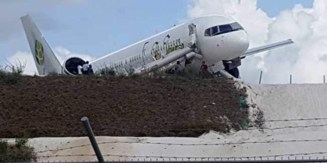 Pesawat Jamaica Airways Tergelincir Hampir Masuk Tebing, Semua Penumpang Selamat