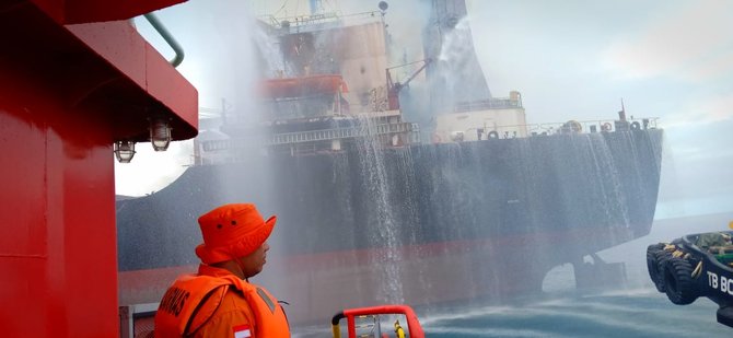 km golden ocean terbakar di perairan bontang