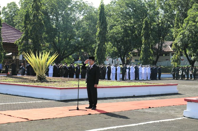 wakil gubernur sulawesi utara steven oe kandouw memimpin upacara ziarah dalam rangka hari pahlawan 10 november 2018