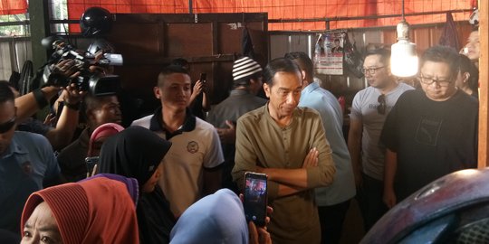 Blusukan ke Pasar Suci Bandung, Jokowi Beli Bayam Hingga Ayam