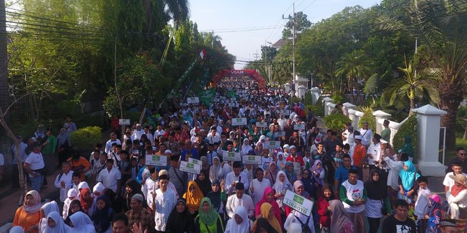 Sambil Bersarung, Ribuan Santri di Kediri Ikuti Jalan Sehat