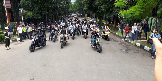 Hadiri Deklarasi Jabar Kondusif, Jokowi Tunggangi Motor Street Tracker