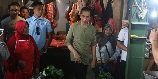 Blusukan ke Pasar, Jokowi Belanja Sayuran