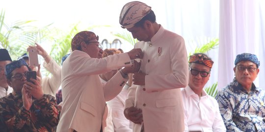 Kenakan Pakaian Adat, Jokowi Diberi Gelar Pinisepuh oleh Paguyuban Pasundan