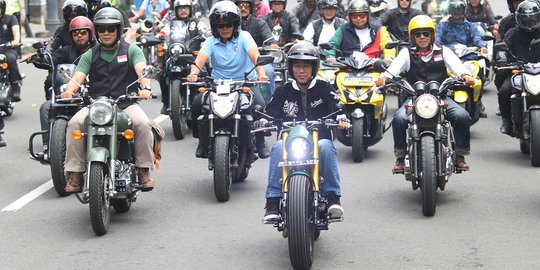 Jokowi Konvoi dengan Sepeda Motor Keliling Kota Bandung