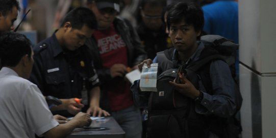 128 Korban Hoaks Lowongan Kerja KAI Terlantar di Stasiun Gambir