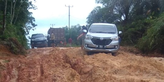 Sejak 1982, Jalan Berlumpur 16 Desa di Riau Ini Tak Pernah Diperbaiki