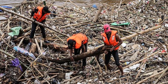 Kala 'Spiderman' Turun Tangan Bersihkan Sampah Kiriman