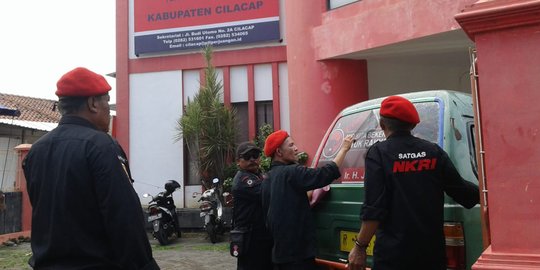 Sopir dan Kader PDIP Cilacap Copot stiker 'Jokowi Raja' di Angkot