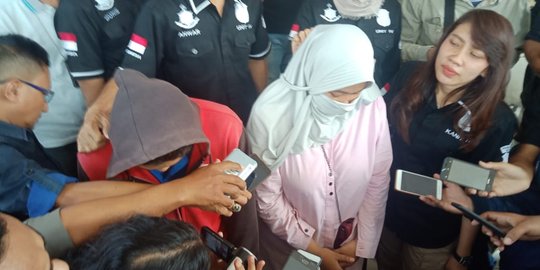 Malu Melahirkan Baru Sebulan Menikah, Mahasiswi di Karawang Kubur Bayinya di Kebun