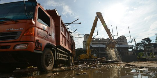 154 Ton Sampah 'Nyangkut' di Pintu Air Manggarai, Ada Kulkas dan Kasur