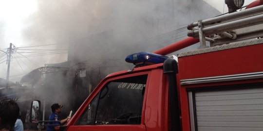 Padamkan Kebakaran di Pejaten Village, 4 Mobil Pemadam Dikerahkan