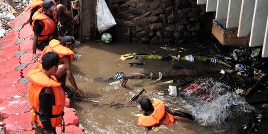 Siagakan Petugas, Pemprov DKI Antisipasi Penumpukan Sampah di Pintu Air Manggarai