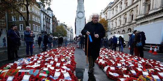 Peringati 100 Tahun Berakhirnya Perang Dunia I, Bunga Poppy Hiasi Monumen Cenotaph