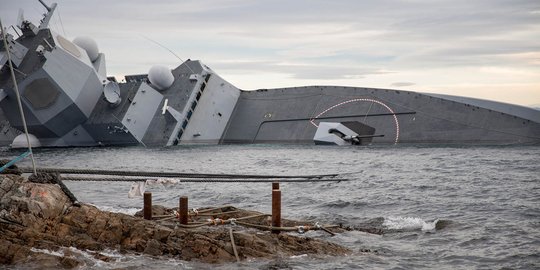 Detik-Detik Kapal Laut Norwegia Tenggelam Usai Bertabrakan dengan Kapal Tanker