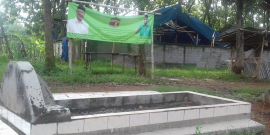 Di Depok, Spanduk Caleg PPP Lukman Hakim Saifuddin Dipasang di Area Pemakaman