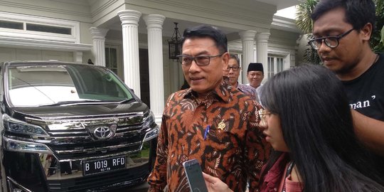 Moeldoko: Jokowi Tendang Sendal Orang Saja Disalahkan