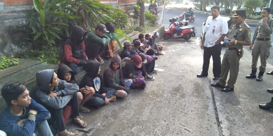 Tak Bawa KTP dan Bekal, 35 Bonek di Bali Dipulangkan Satpol PP