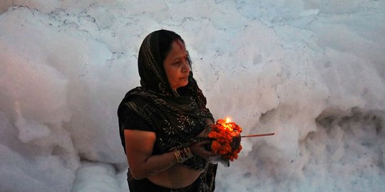 Meski Tercemar Limbah, Umat Hindu di India Tetap Gelar Ritual di Sungai Yamuna