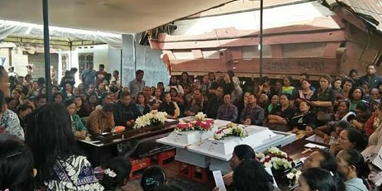 Isak Tangis Sambut Jenazah Korban Pembunuhan Sekeluarga di Bekasi