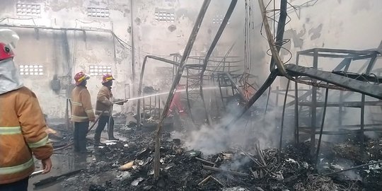 Pabrik Mebel di Sukoharjo Ludes Terbakar, 8 Mobil Damkar Dikerahkan