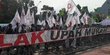 Tuntut Penyesuaian Upah, Ribuan Buruh Se-Jatim Kepung Grahadi Surabaya