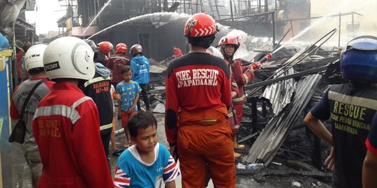 Padamkan Kebakaran Ruko Butik 3 Lantai di Surabaya, 1 Petugas Damkar Terluka