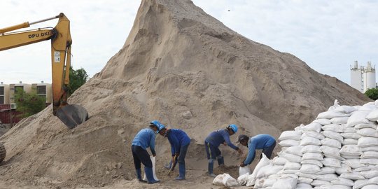 DKI Siapkan 11.000 Karung Pasir untuk Antisipasi Banjir