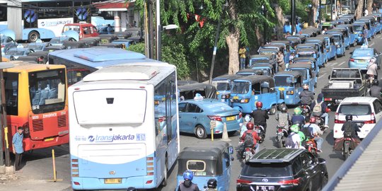 Antrean Panjang Kendaraan Akibat Minimnya SPBG