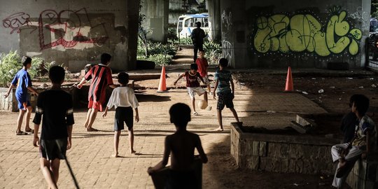 Bermain Sepak Bola di Kolong Jembatan Layang