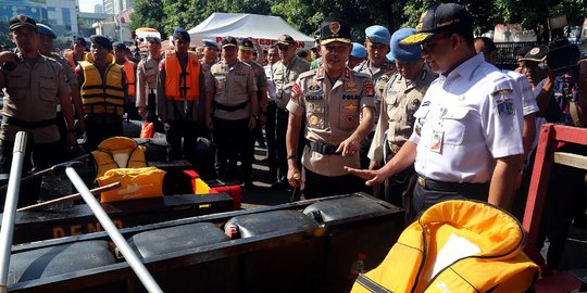 Anies dan Kapolda Metro Jaya Tinjau Peralatan Tanggap Banjir