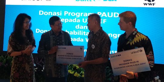 BCA Salurkan Rp 1,3 M Untuk PAUD di Papua dan Penanaman Mangrove di Ujung Kulon