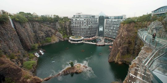 Megahnya Hotel yang Dibangun di Bekas Galian Tambang China