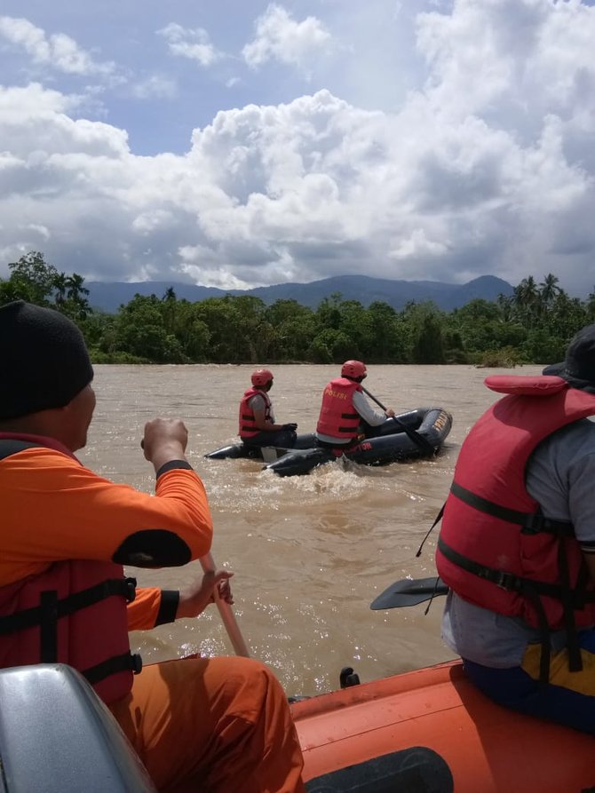 pencarian bocah hilang di sungai batang gadis